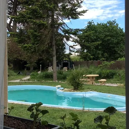 Du Merle Bed & Breakfast *